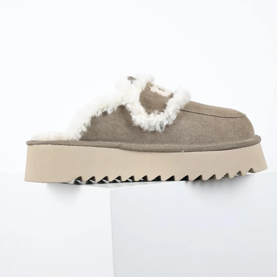 Pick up locally 💰580 Core recommended good price It is a very suitable choice for home furnishings. In the new year, uug launched a series of styles, which are partial to the preferences of young consumers and have also moved to the forefront of fashion trends. Shoe body material: water-repellent coated suede upper, 17 mm UGGPURE™ implantable wool insole, lightweight non-slip and comfortable rubber outsole, with brand LOGO and trademark, with full packaging Size: 35 36 37 38 39 40